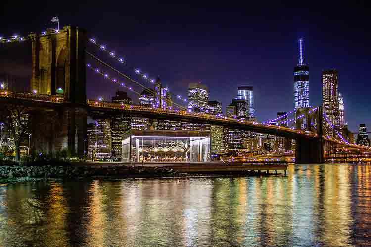 ダンボから眺めるブルックリン橋の夜景